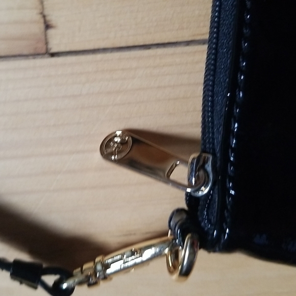 - - - - Like new Michael Kors wristlet - Picture 4 of 6